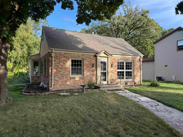 $339,900 | 2200 Oregon Street, Oshkosh, WI 54902