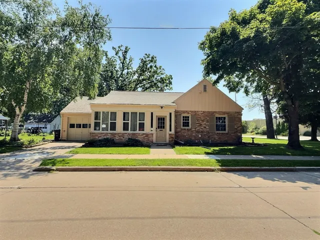 $339,900 | 2200 Oregon Street, Oshkosh, WI 54902