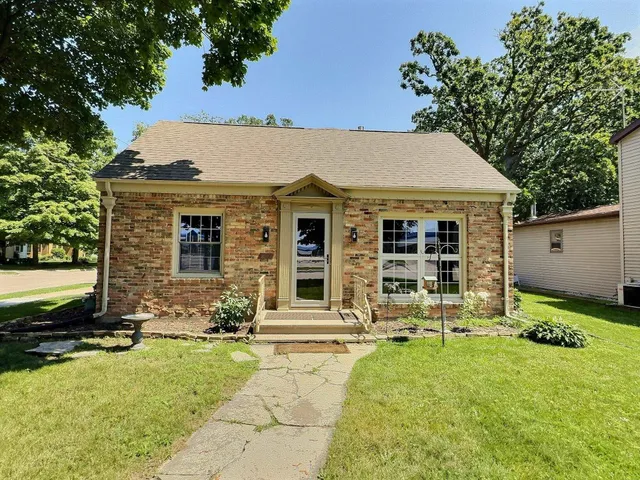 $339,900 | 2200 Oregon Street, Oshkosh, WI 54902