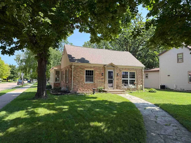 $339,900 | 2200 Oregon Street, Oshkosh, WI 54902