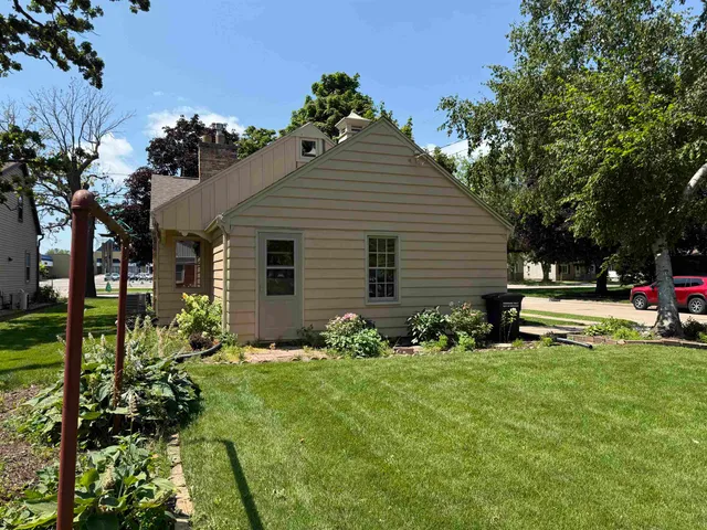 $339,900 | 2200 Oregon Street, Oshkosh, WI 54902