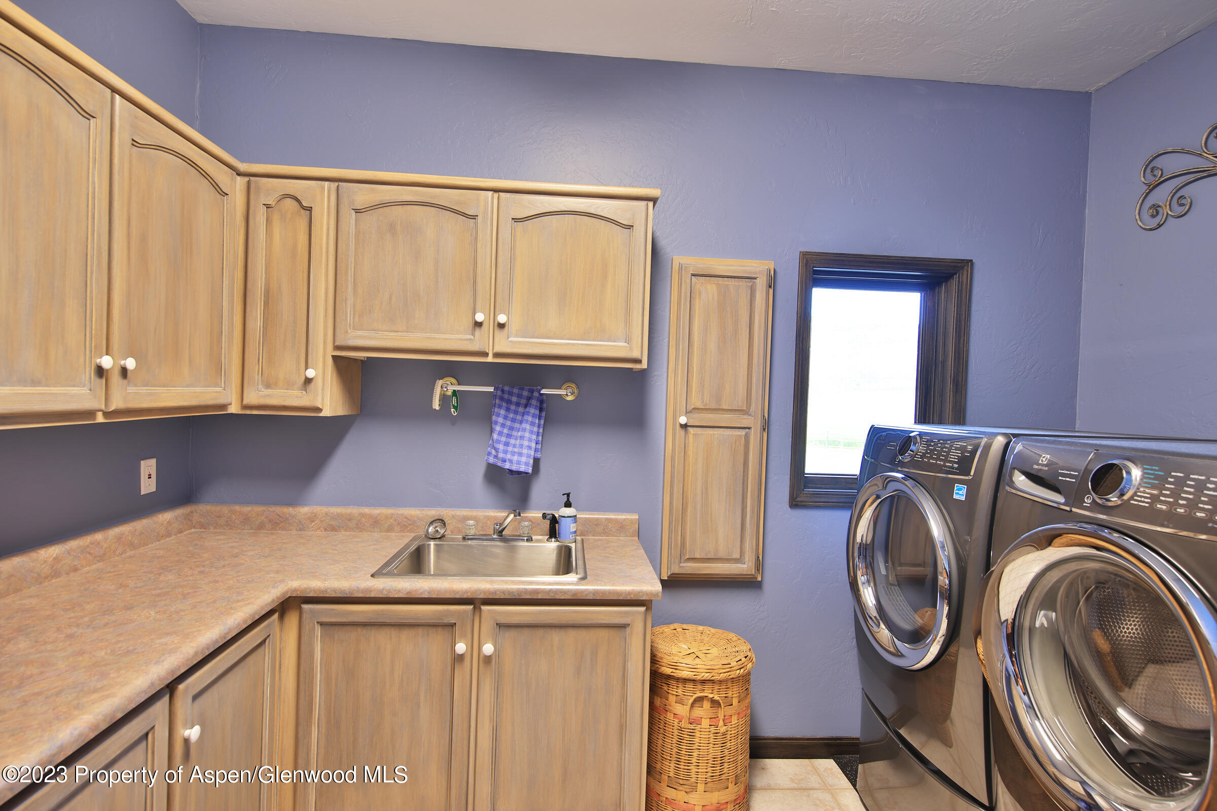 52962 KE Road Molina, CO 81646 - Photo 25 of 46 a utility room with sink dryer and washer