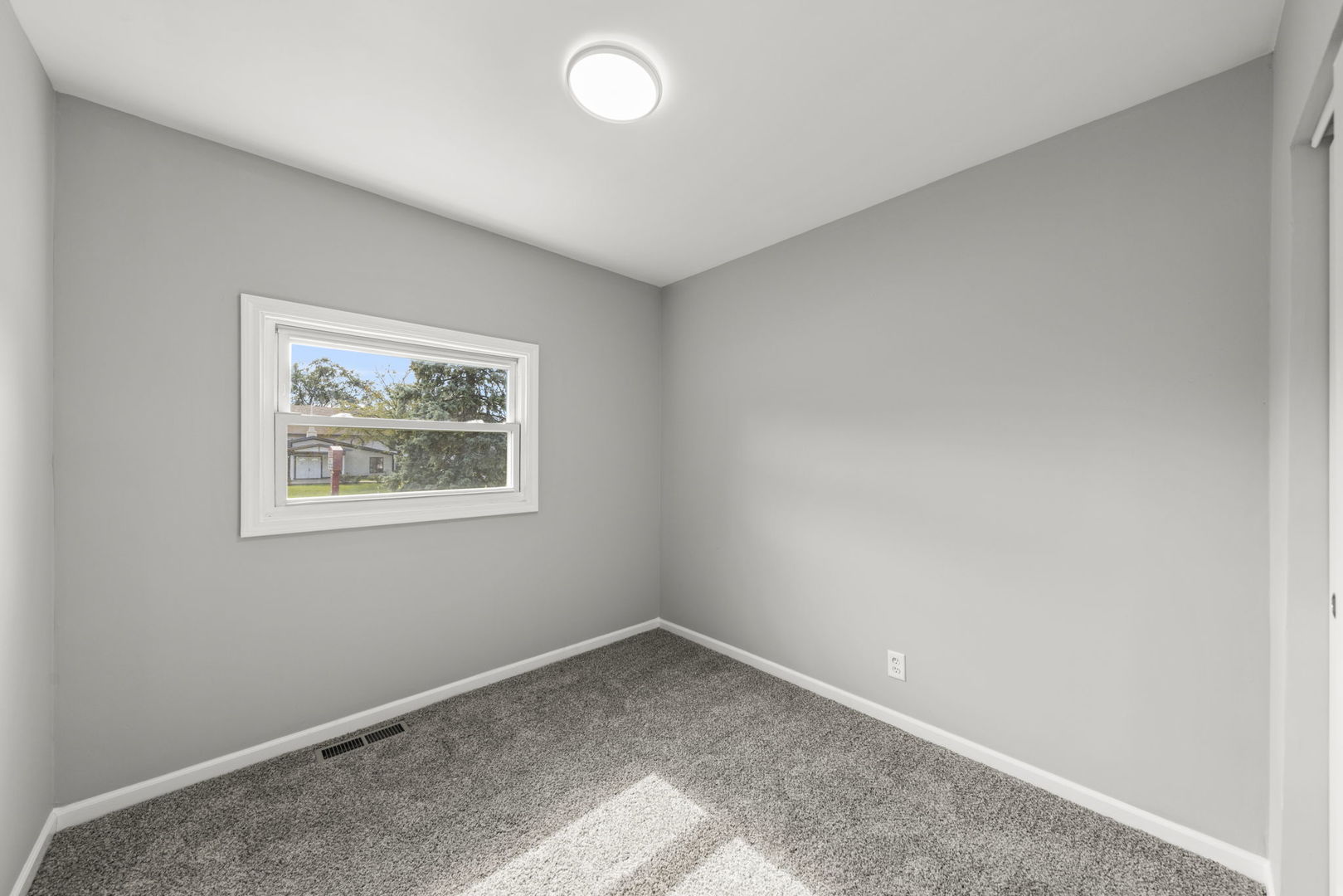 530 East Briarcliff Road Bolingbrook, IL 60440 - Photo 14 of 19 an empty room with a window
