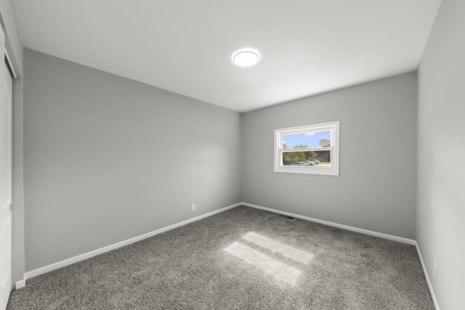 530 East Briarcliff Road Bolingbrook, IL 60440 - Photo 8 of 19 an empty room with a window