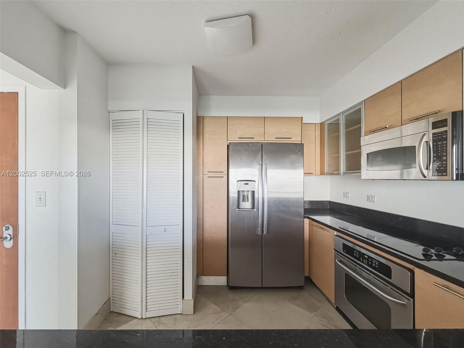 31 Southeast 5th Street, Unit 2301 Miami, FL 33131 - Photo 20 of 50 a kitchen with stainless steel appliances granite countertop a refrigerator and a stove