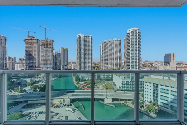 $3,900 | 31 Southeast 5th Street, Unit 2301, Miami, FL 33131