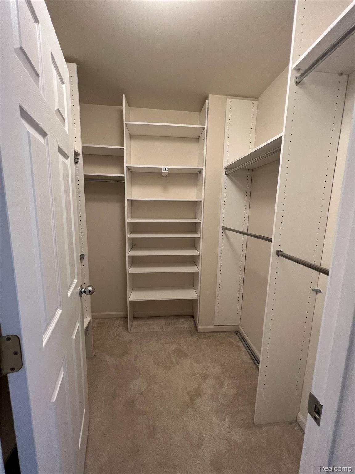 5325 Simpson Lake Road West Bloomfield, MI 48323 - Photo 18 of 39 20220129_180053314_iOS.jpg