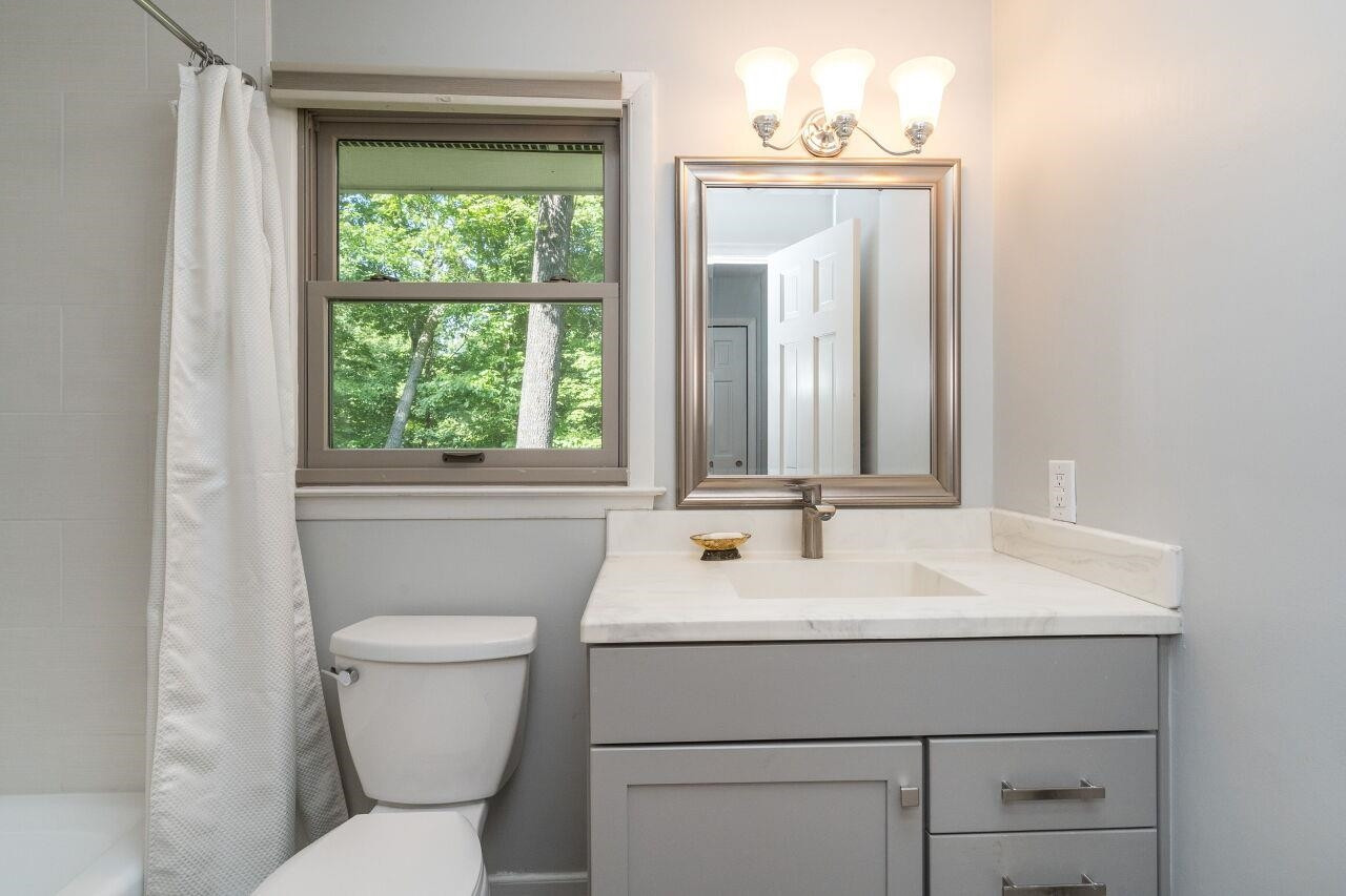 2008 Nakoma Place Raleigh, NC 27607 - Photo 22 of 33 Primary Bed Bath