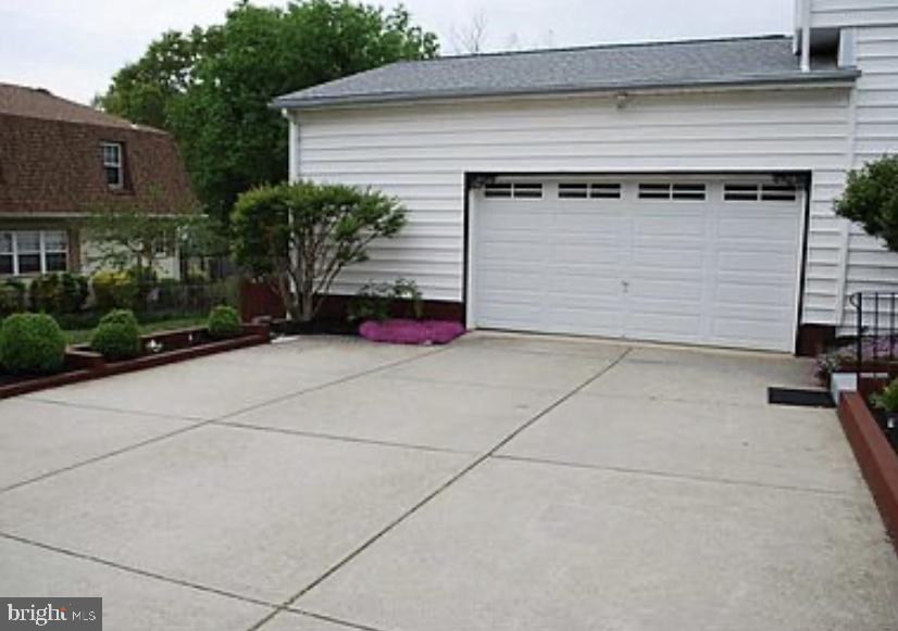 8 Chestnut Lane Clementon, NJ 08021 - Photo 2 of 15 Oversized Garage