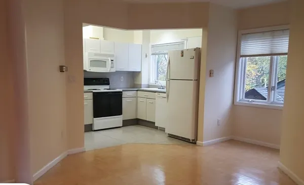 $3,950 | 121 Longwood Avenue, Unit 2B, Brookline, MA 02446