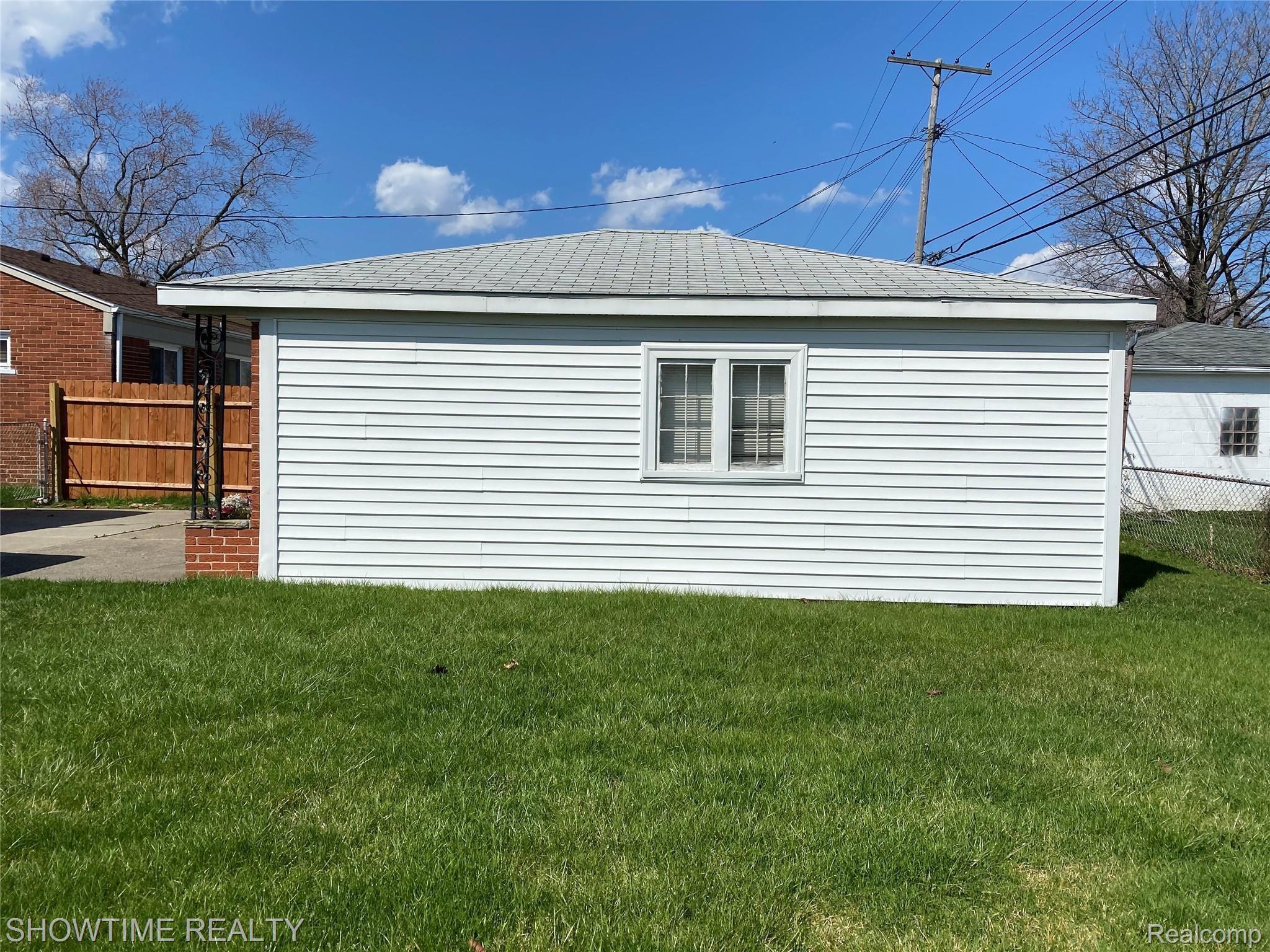 24640 Kelly Road Eastpointe, MI 48021 - Photo 23 of 26 IMG-2243.jpg