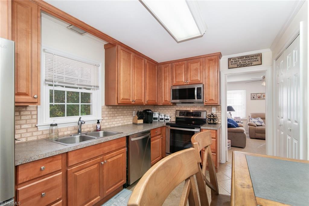 1104 Robinhood Road High Point, NC 27262 - Photo 6 of 18 Gallery Image 6