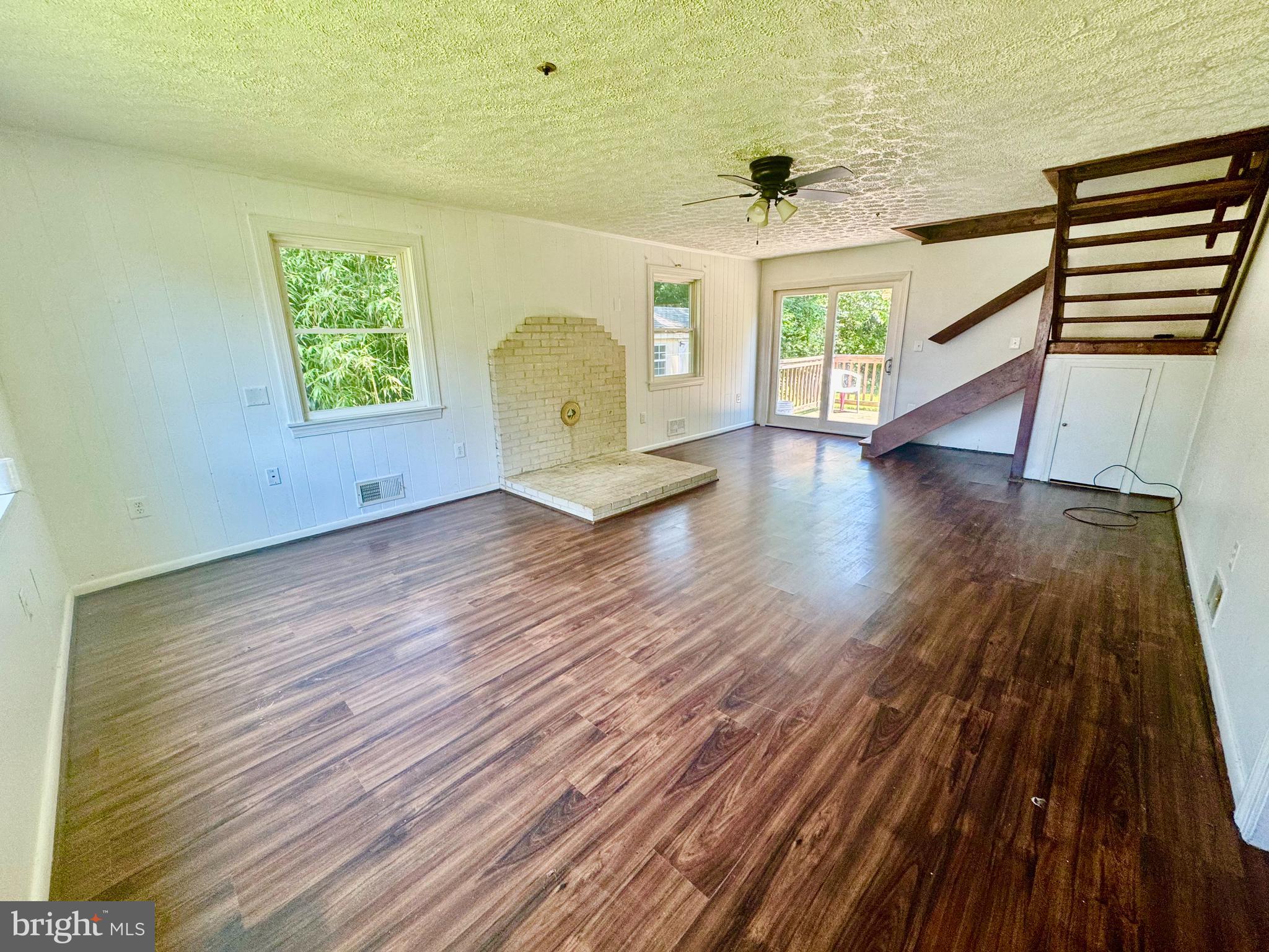 6201 Shady Side Road Shady Side, MD 20764 - Photo 9 of 24 Living room