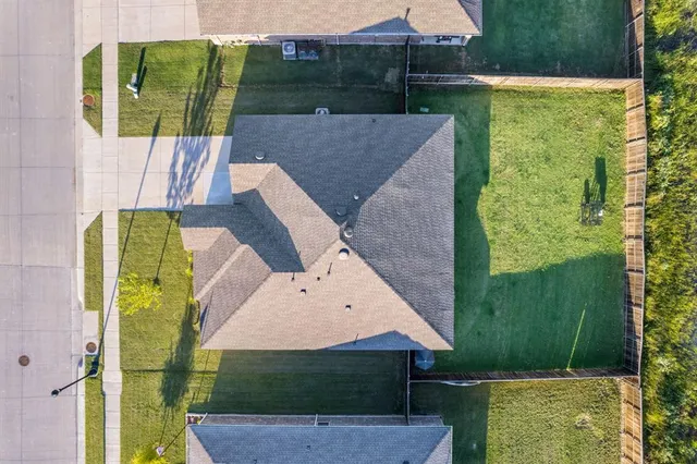 a view of a back yard