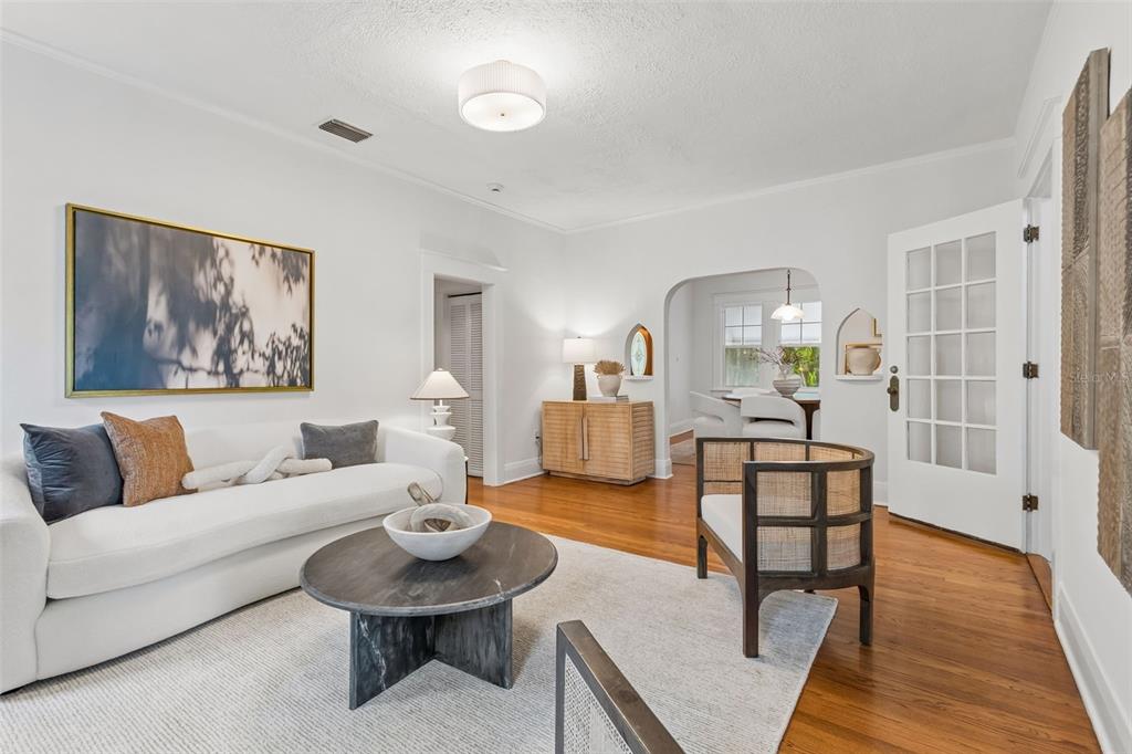 2434 West Prospect Road Tampa, FL 33629 - Photo 16 of 45 a living room with furniture a rug and a painting on the wall