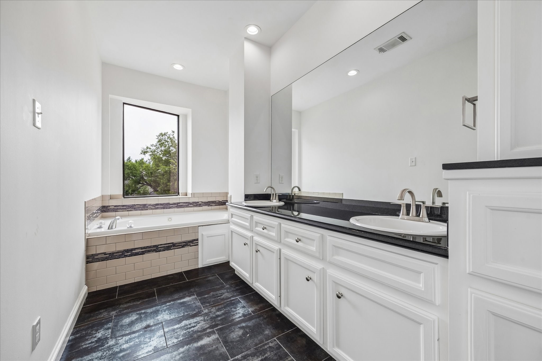 2510 Genesee Street Houston, TX 77006 - Photo 23 of 40 Dual Vanity Bathroom with Large Soaking Tub