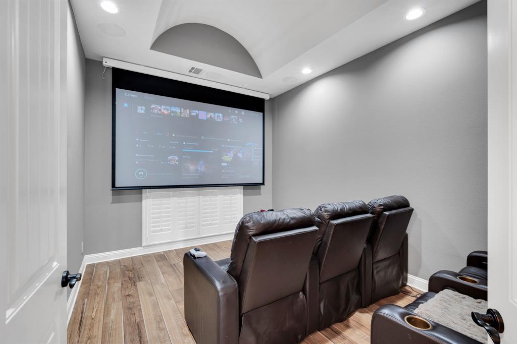 5811 Limestone Lane Midlothian, TX 76065 - Photo 18 of 40 a living room with furniture