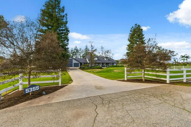 a view of outdoor space yard and porch