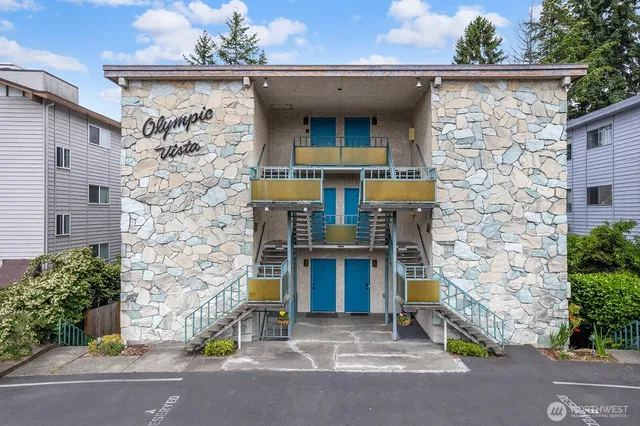 $450,000 | 11515 Greenwood Avenue North, Unit B, Seattle, WA 98133