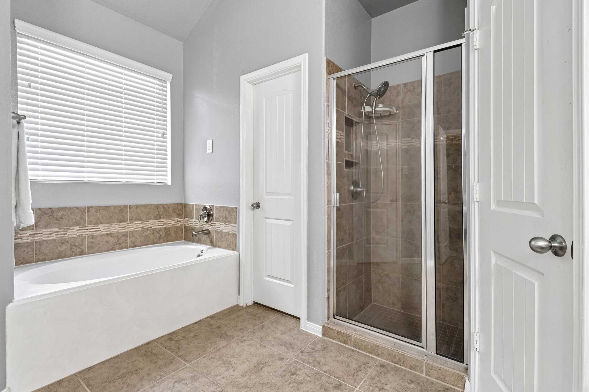 21396 Timber Lodge Lane Porter, TX 77365 - Photo 21 of 34 separate tub and shower.
2 full walk in closets