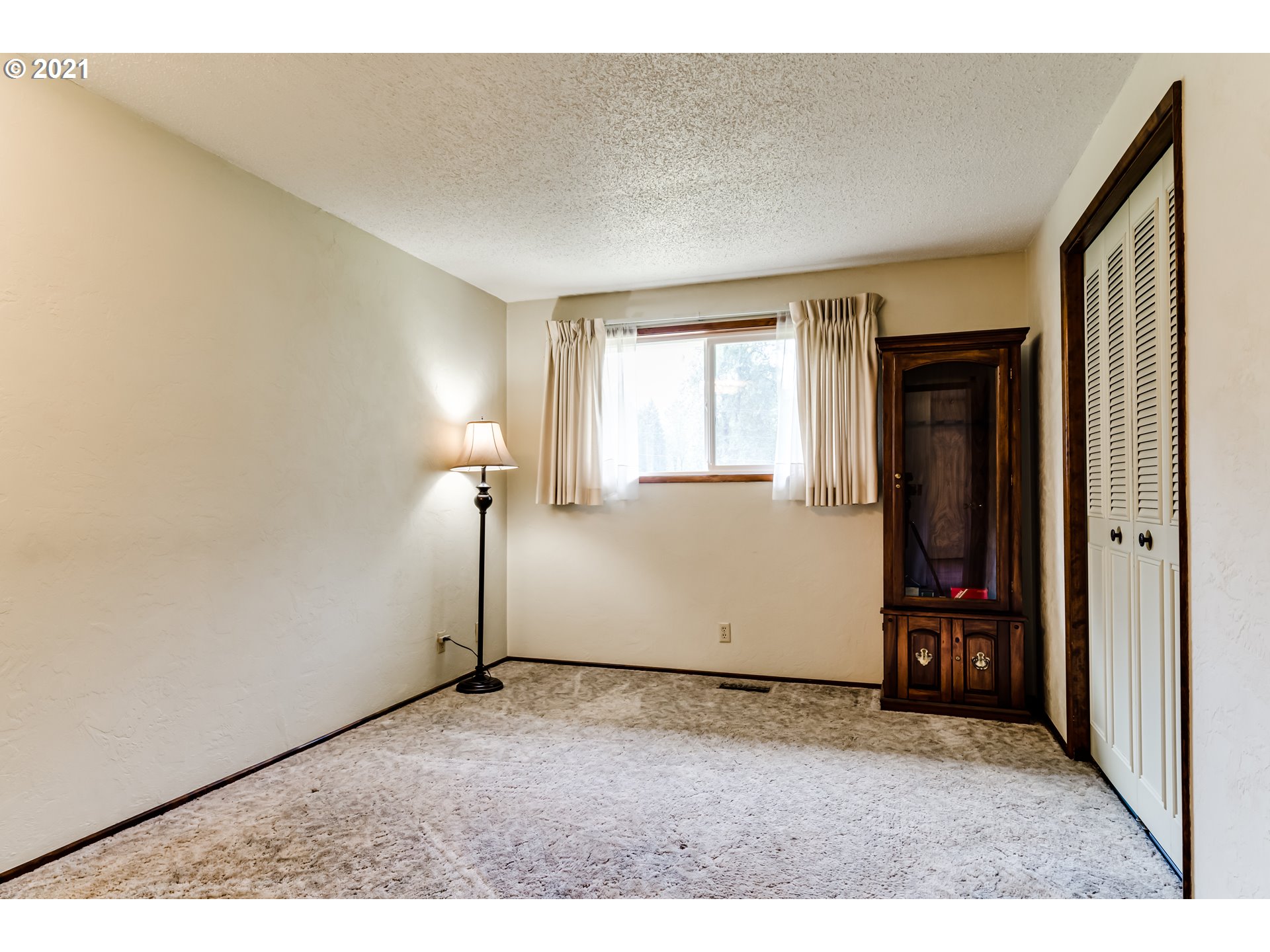 37771 Camp Creek Road Springfield, OR 97478 - Photo 12 of 30 a room with window and closet