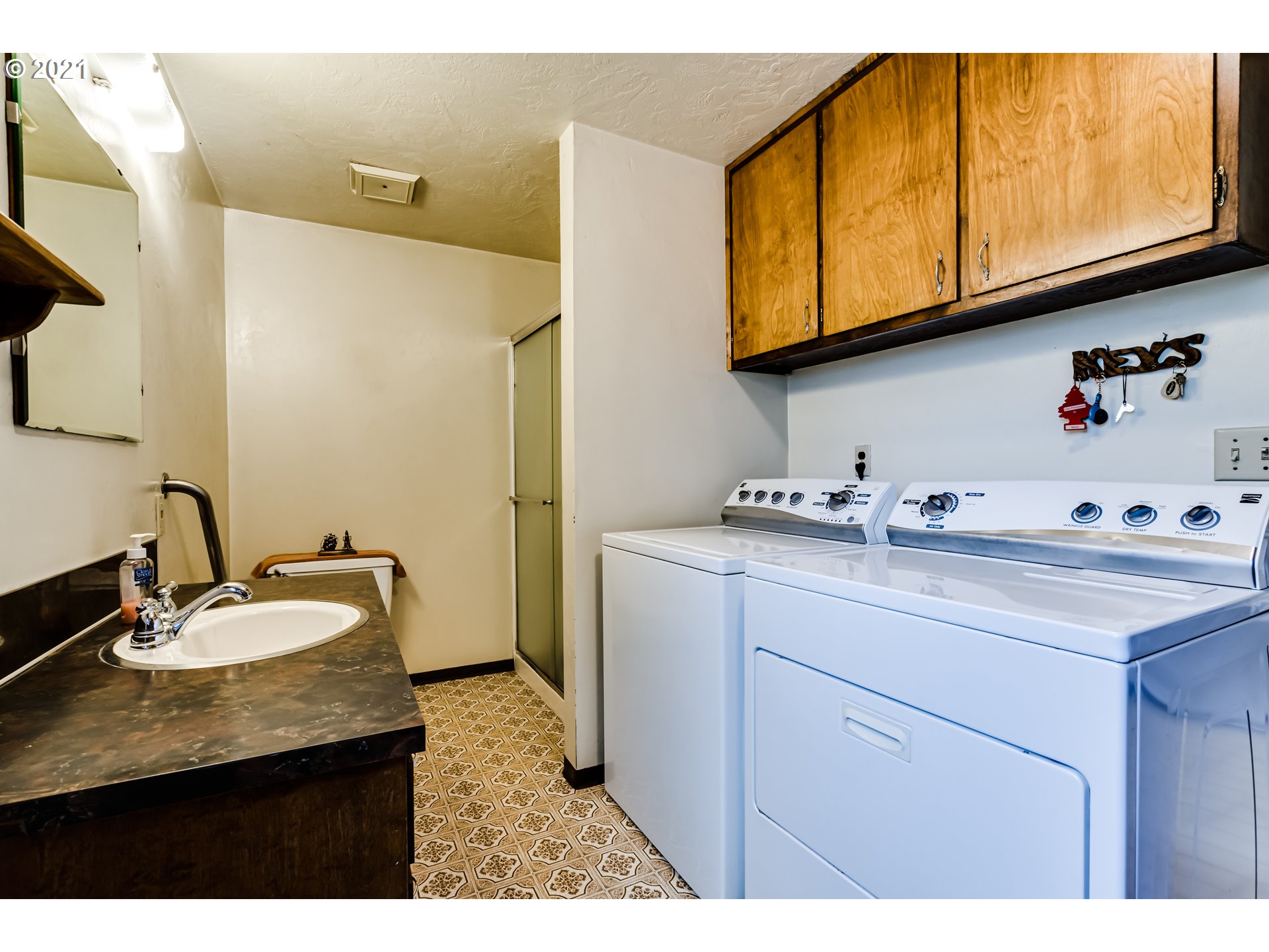 37771 Camp Creek Road Springfield, OR 97478 - Photo 19 of 30 a bathroom with a sink and a mirror