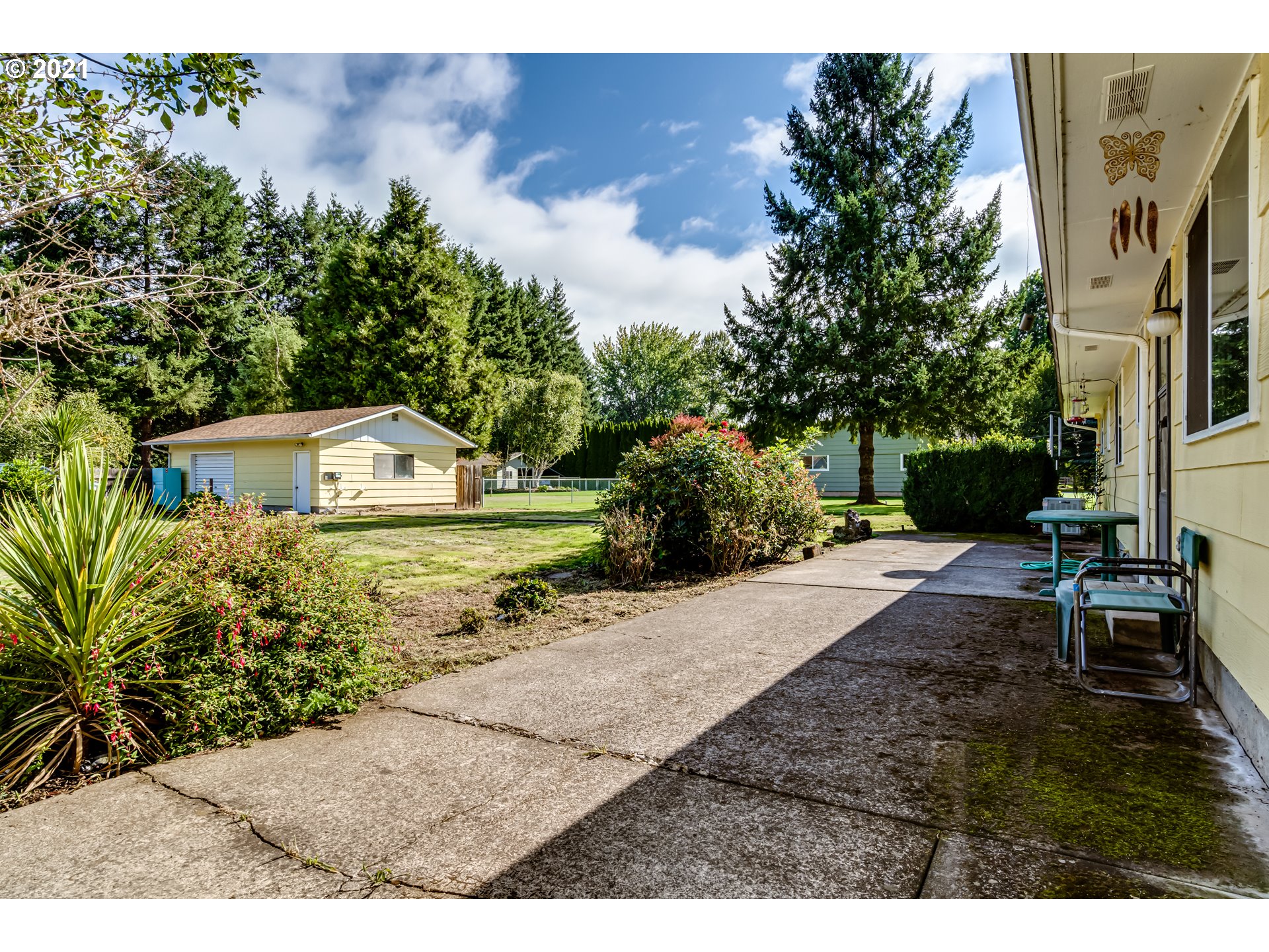 37771 Camp Creek Road Springfield, OR 97478 - Photo 3 of 30 a front view of a house with garden