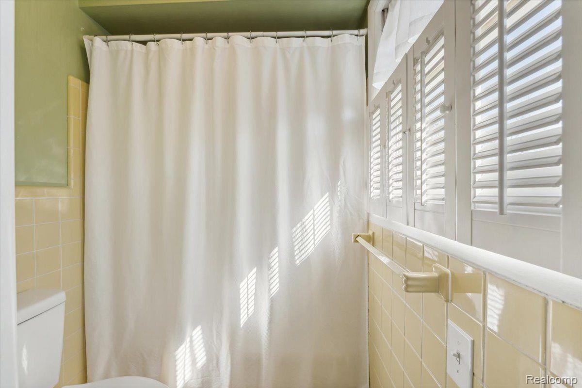 20940 Thorofare Road Grosse Ile, MI 48138 - Photo 22 of 56 Second Floor Full Bathroom