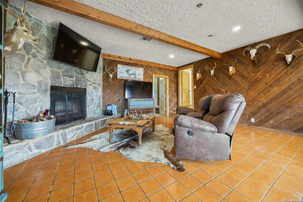 $425,000 | 9389 N Highway, Leesville, TX 78122