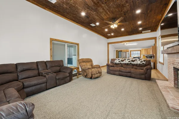 $425,000 | 9389 N Highway, Leesville, TX 78122