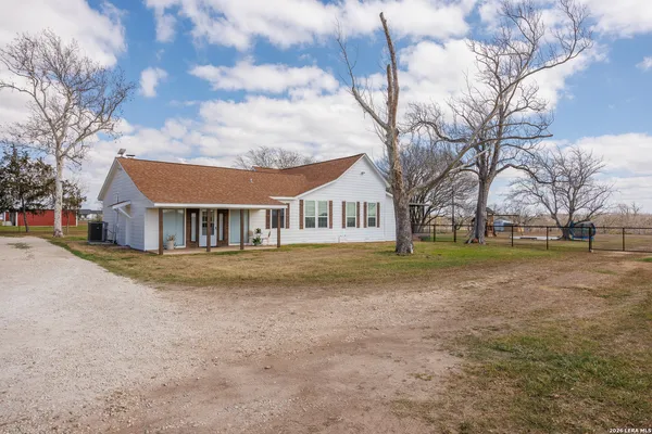 $425,000 | 9389 N Highway, Leesville, TX 78122