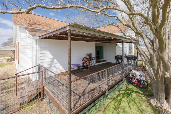 $425,000 | 9389 N Highway, Leesville, TX 78122