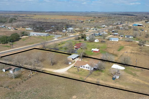 $425,000 | 9389 N Highway, Leesville, TX 78122