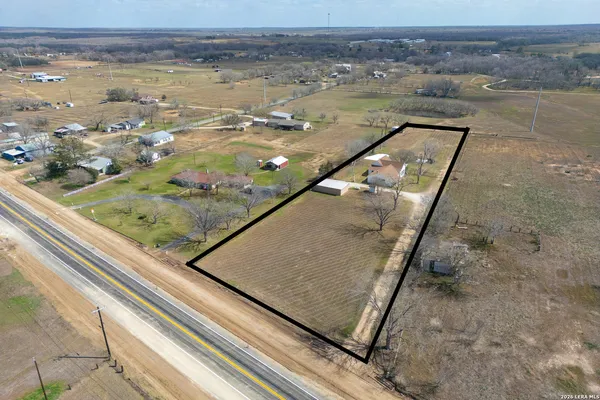 $425,000 | 9389 N Highway, Leesville, TX 78122