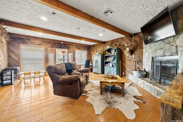 $425,000 | 9389 N Highway, Leesville, TX 78122