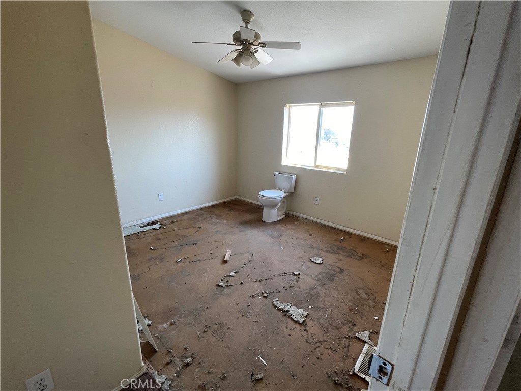 18600 Chippewa Road Lake Elsinore, CA 92532 - Photo 14 of 18 en empty room with windows