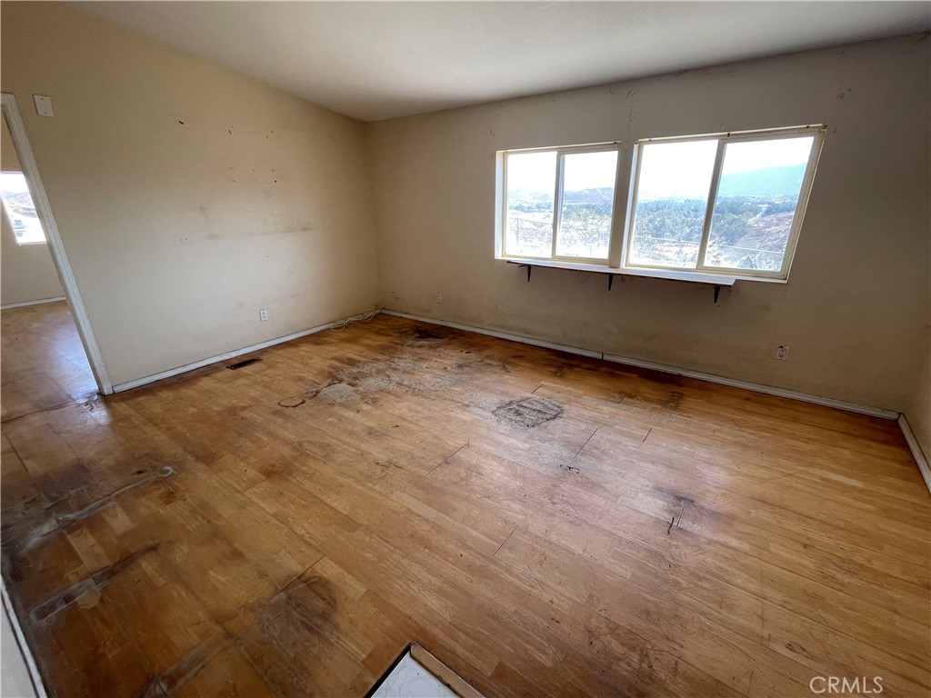 18600 Chippewa Road Lake Elsinore, CA 92532 - Photo 18 of 18 an empty room with windows