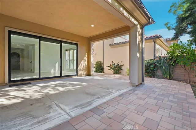 a view of a house with backyard and garden