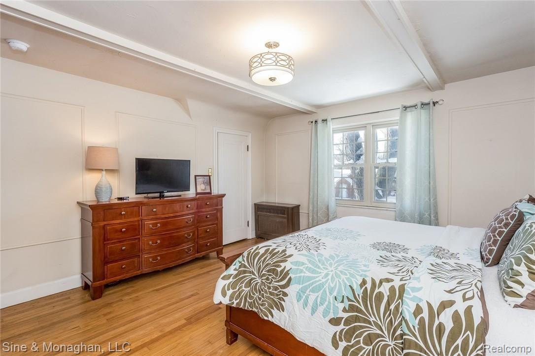 818 Cadieux Road Grosse Pointe, MI 48230 - Photo 23 of 45 025-Master_Bedroom-5191699-medium.jpg