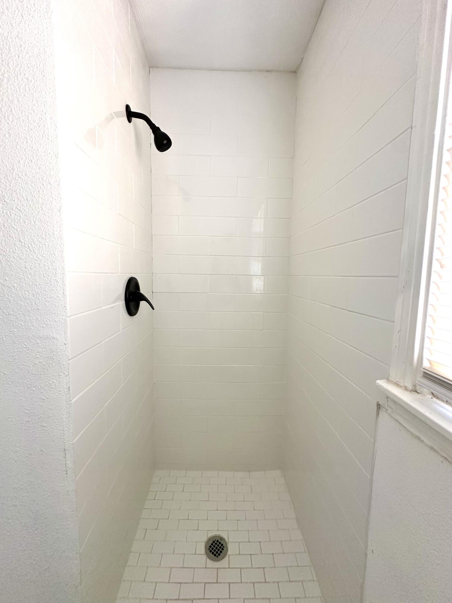 1827 8th Street Levelland, TX 79336 - Photo 14 of 25 a bathroom with a shower