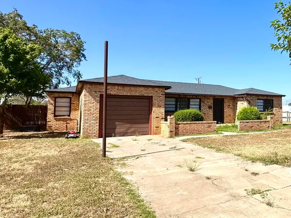 $109,900 | 1827 8th Street, Levelland, TX 79336