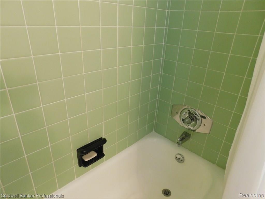 1778 Bournemouth Road Grosse Pointe Woods, MI 48236 - Photo 12 of 21