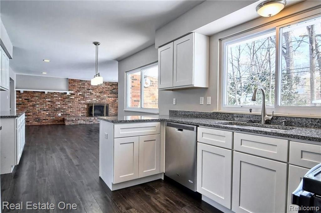 6911 North Springridge Road West Bloomfield, MI 48322 - Photo 7 of 26