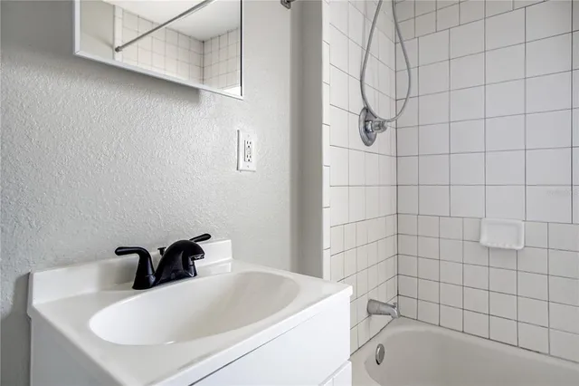 $975 | 1002 Avenue East, Unit 4, Haines City, FL 33844