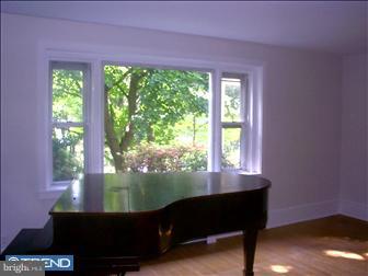 144 Moredun Road Philadelphia, PA 19115 - Photo 6 of 9 Living Room