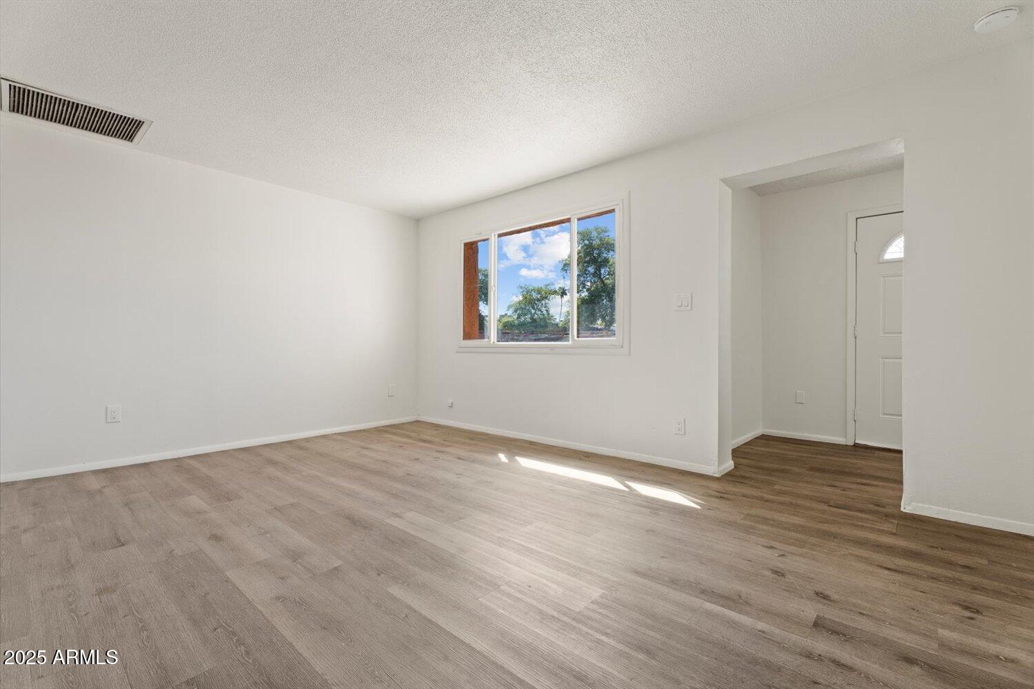 2054 West Chambers Street Phoenix, AZ 85041 - Photo 5 of 28 05-A7409954