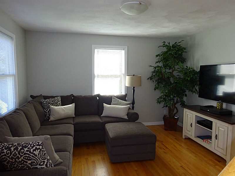 16 Mashie Road Cumberland, RI 02864 - Photo 3 of 21 Living Room.