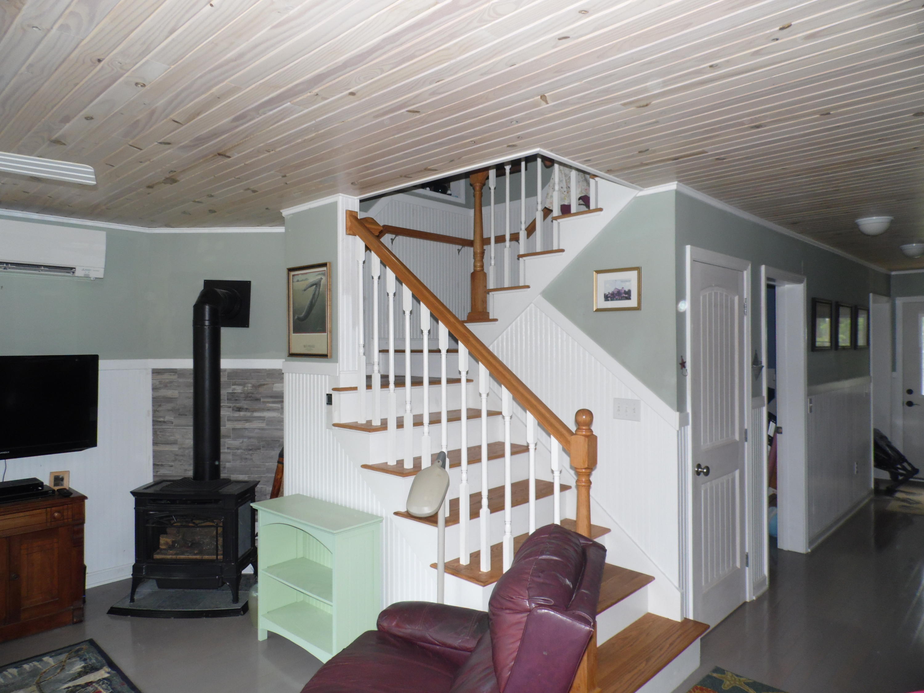 3 Sandpiper Road Portland, ME 04108 - Photo 10 of 41 3 Sandpiper livingroom down the hallway