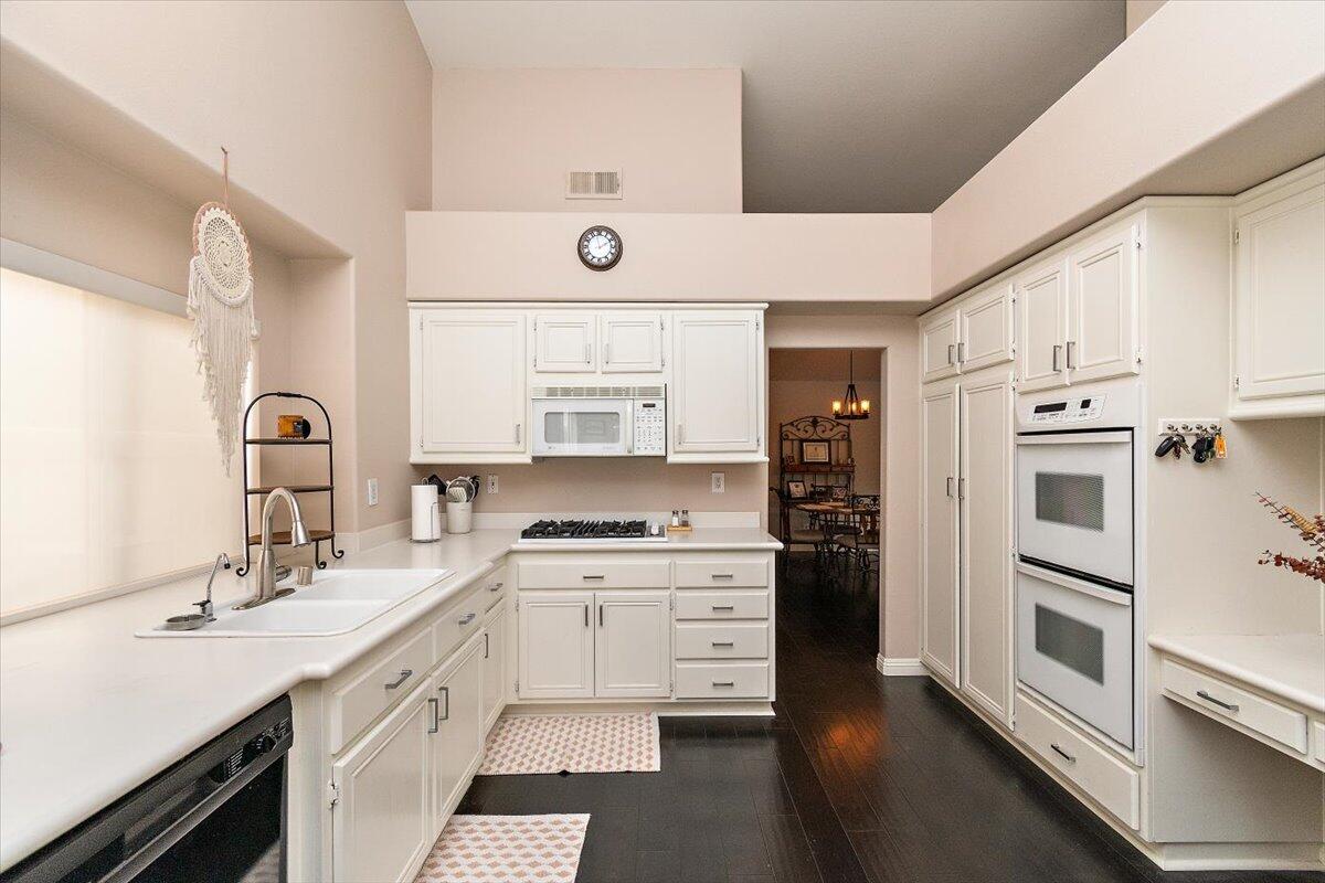 45510 Desert Fox Drive La Quinta, CA 92253 - Photo 21 of 49 a kitchen with cabinets and appliances