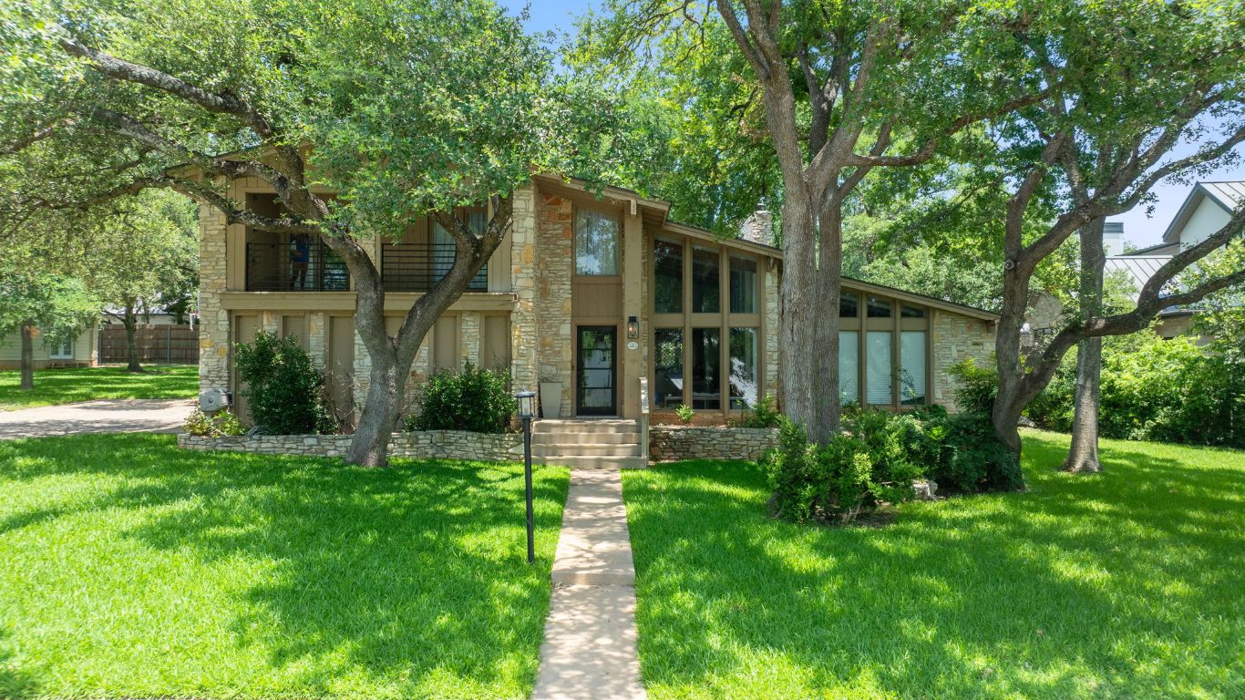 a view of a house with backyard and garden